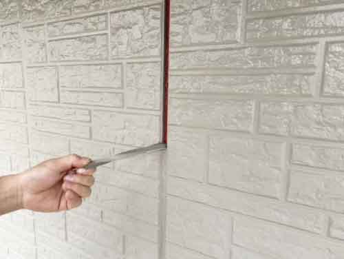 目地(シーリング)の量と深さが一般住宅と違う