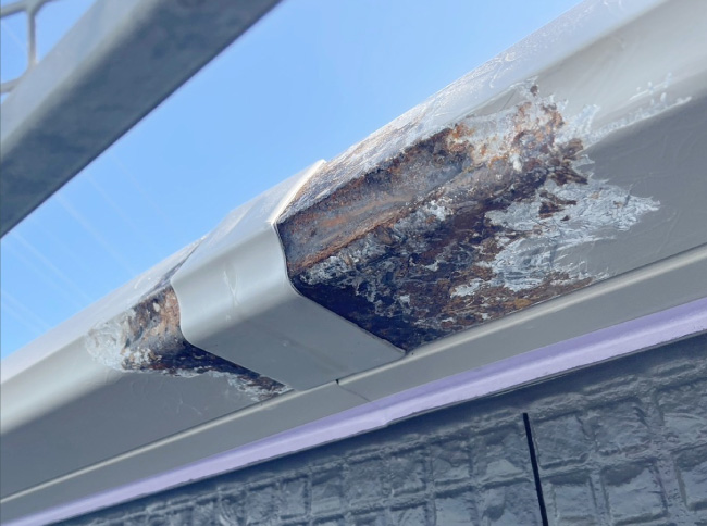 鉄芯入り軒樋の錆と内側の止水処理