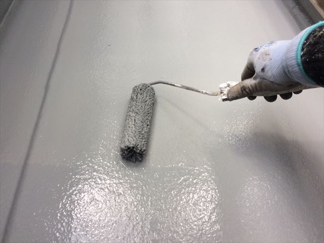 住宅ベランダ床の防水工事またはトップコート施工の様子