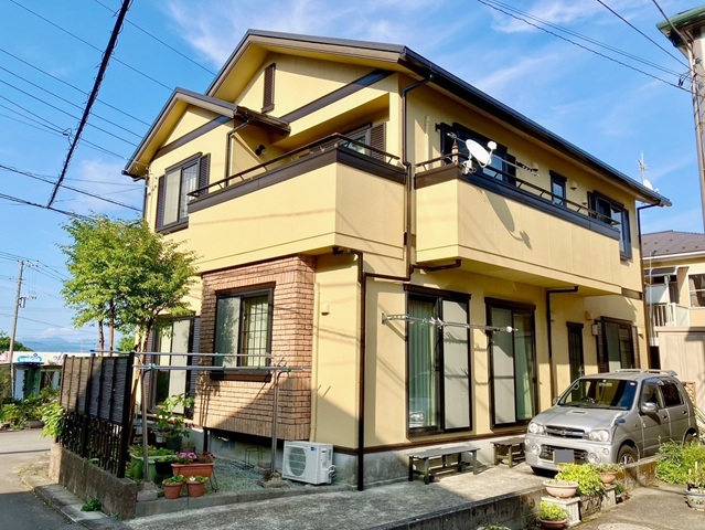 外壁と屋根と付帯部の塗装が完了した住宅の全景