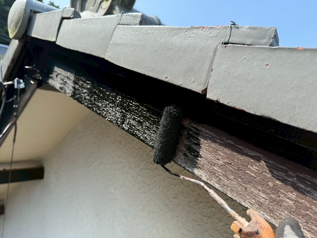 全面足場を設置せず木製破風板だけを塗装した平屋