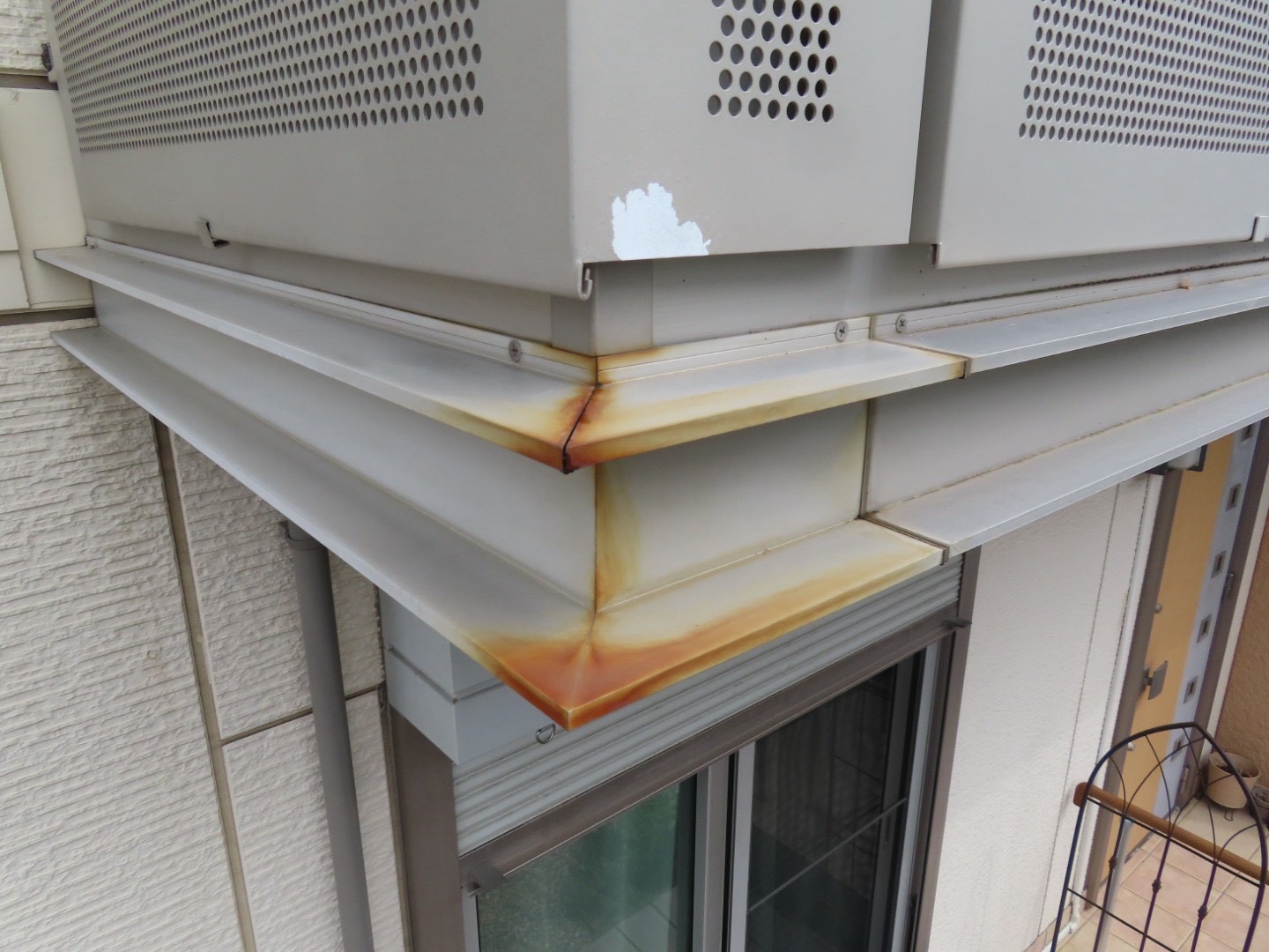 住宅の鉄部に発生した赤茶色のサビ