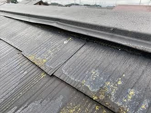 浮きと変形が見られる棟板金