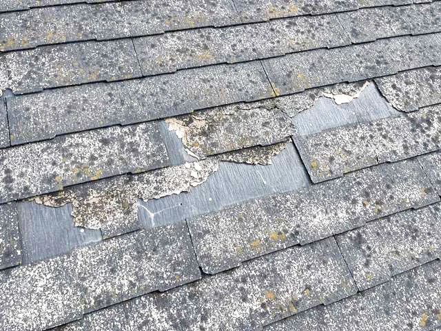 表面が層状に剥離して崩れたスレート屋根材