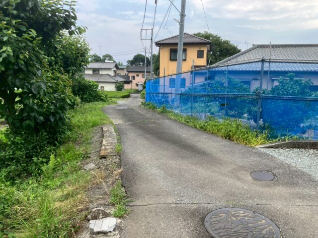 車両の進入が難しい狭い道路沿いに足場を設置した住宅