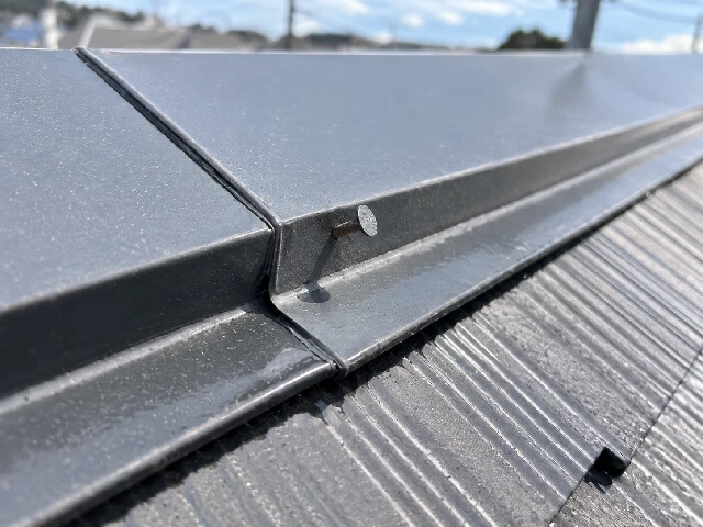 棟板金の固定釘が大きく浮いている施工前の状態