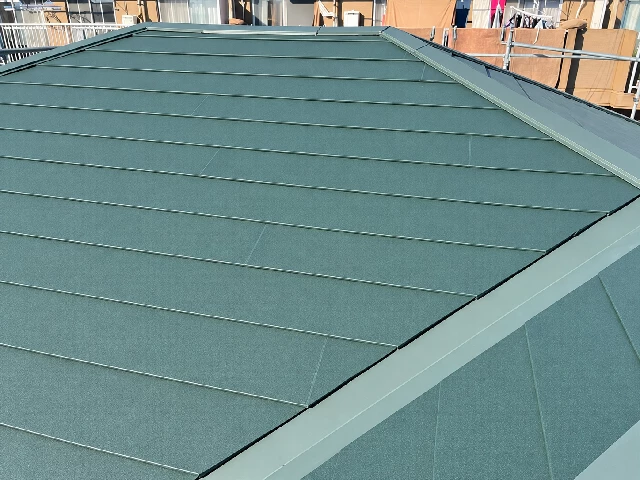 沼津市西沢田でスーパーガルテクトSシェイドモスグリーンを施工した完成屋根