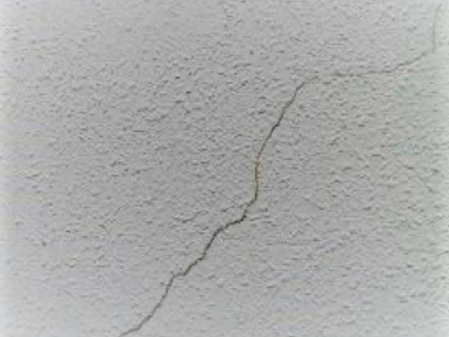 モルタル外壁に発生した細いヘアクラック