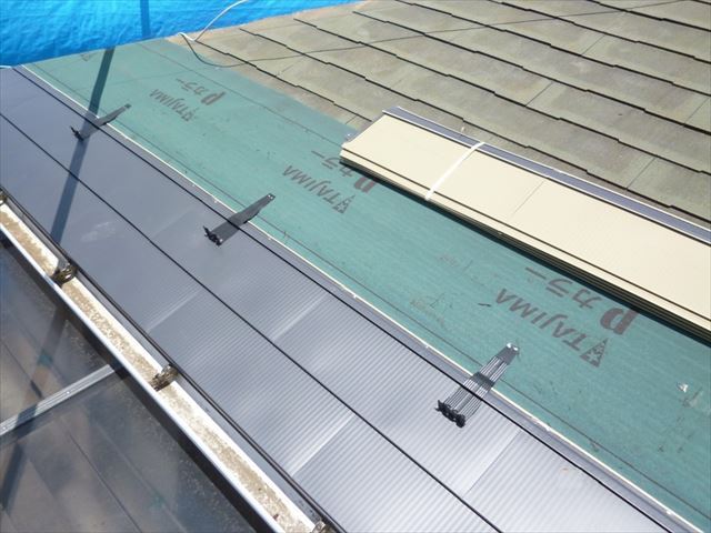 既存スレート屋根の上に防水シートと金属屋根材を施工する屋根カバー工法