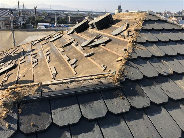 既存屋根材を撤去して野地板を確認している屋根葺き替え工事
