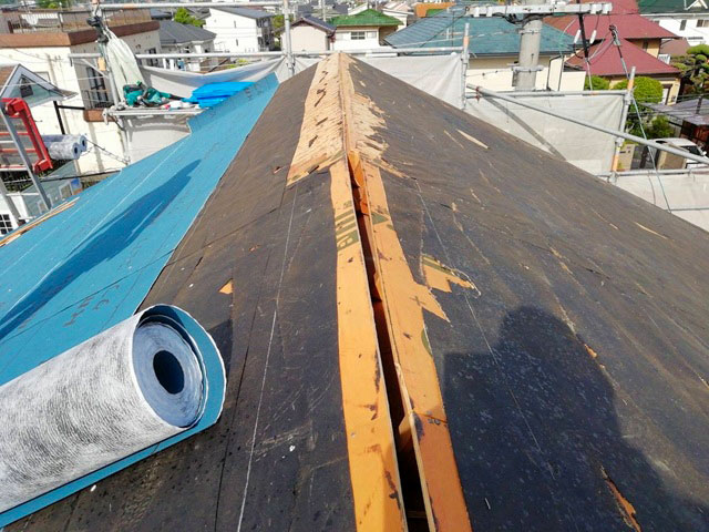 既存屋根を撤去して新しい屋根へ更新する葺き替え工事
