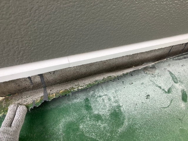 御殿場市保土沢のベランダでFRP防水の浮いた部分を撤去する施工写真