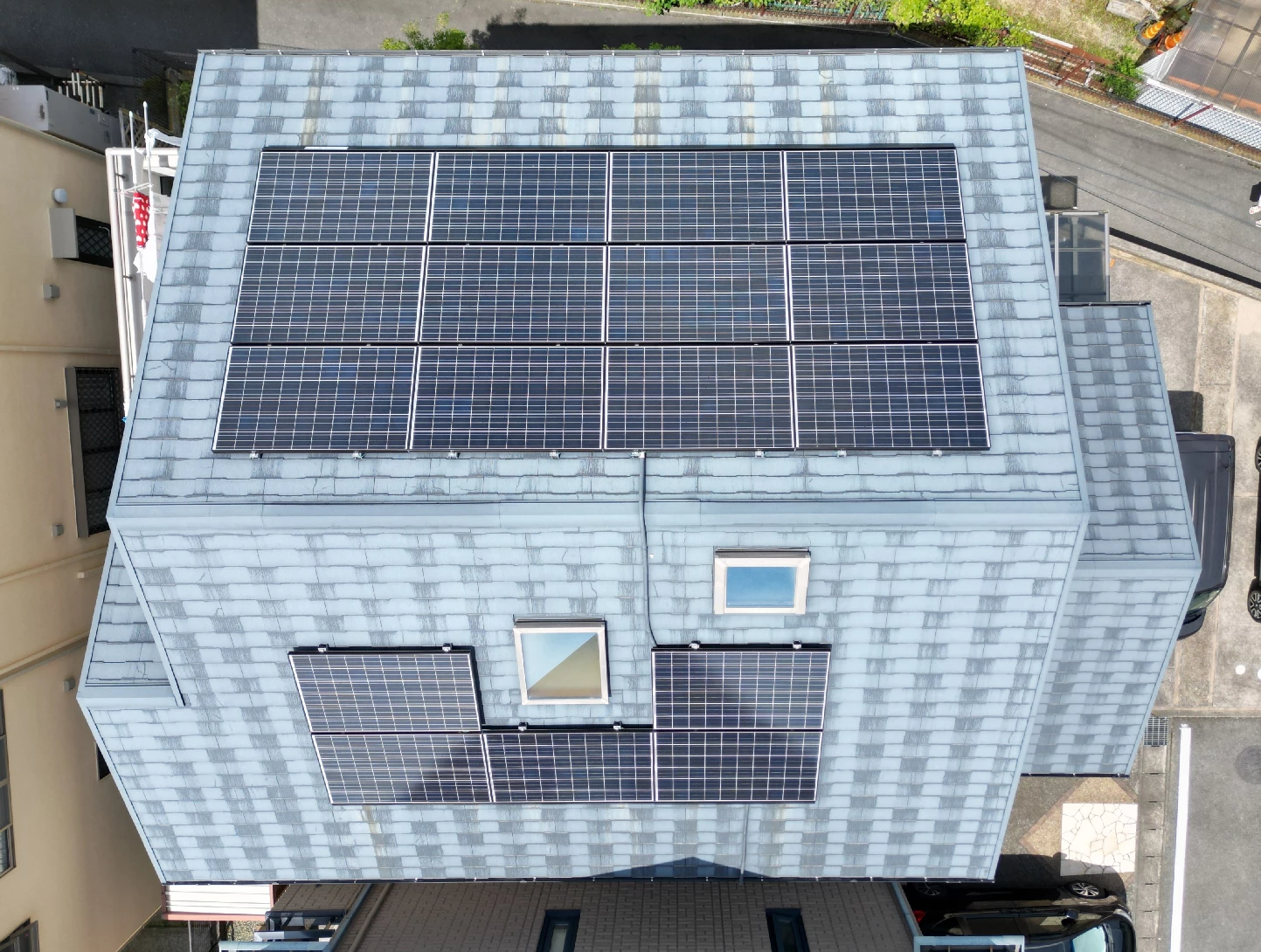 長泉町上土狩で太陽光パネルが設置されたスレート屋根のシーガード施工前の状態