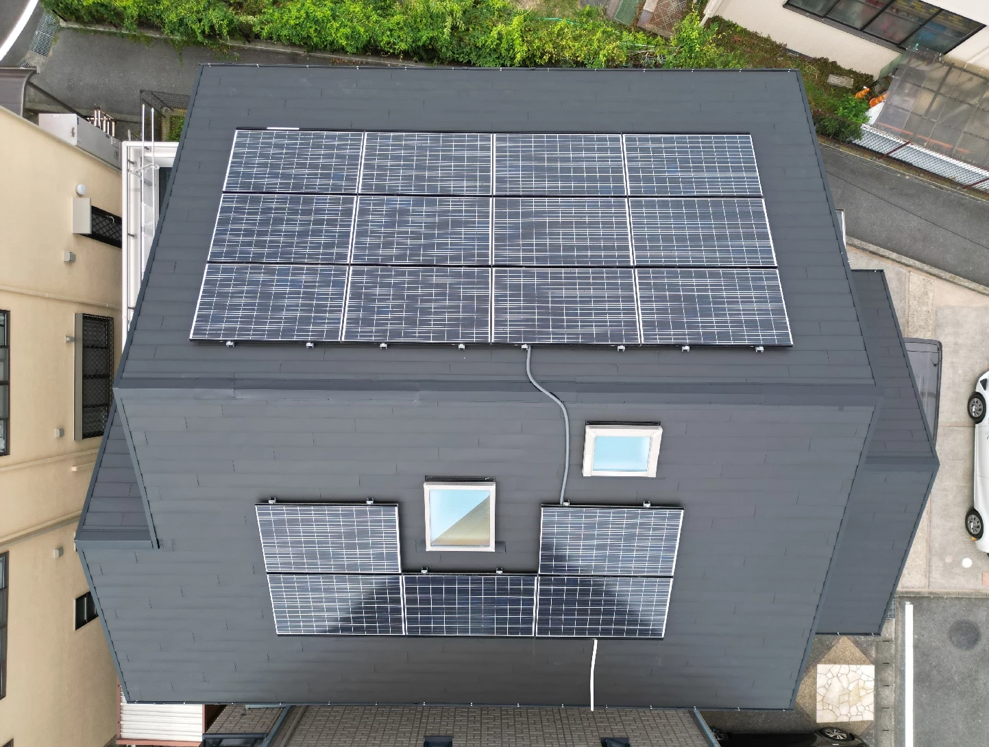 長泉町上土狩でシーガード屋根カバー工法施工後に太陽光パネルを再設置した屋根